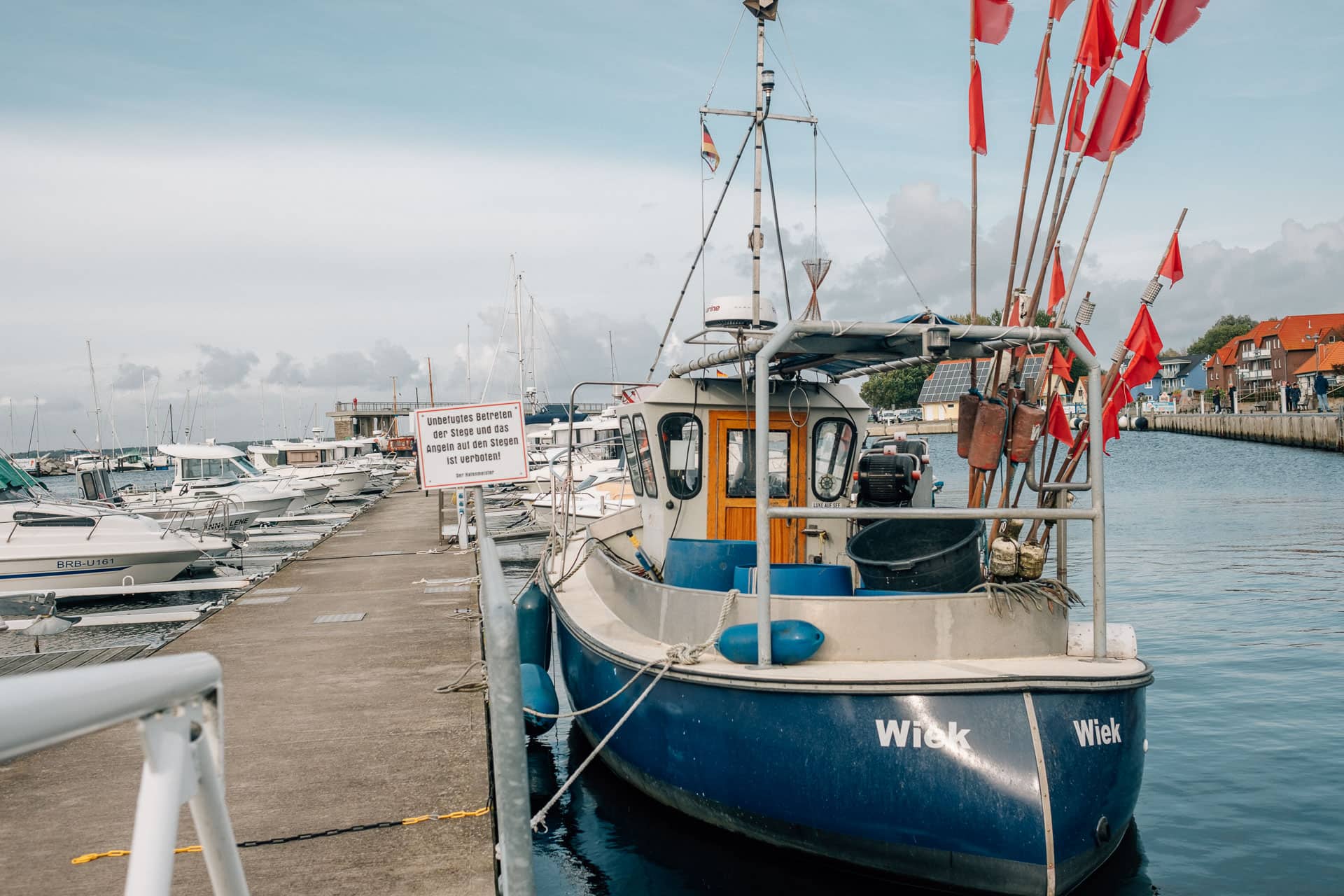 Der Hafen von Wiek auf Rügen, die Marina Wiek, mit Motorbooten, Segelbooten, kleinen Yachten und Kuttern.